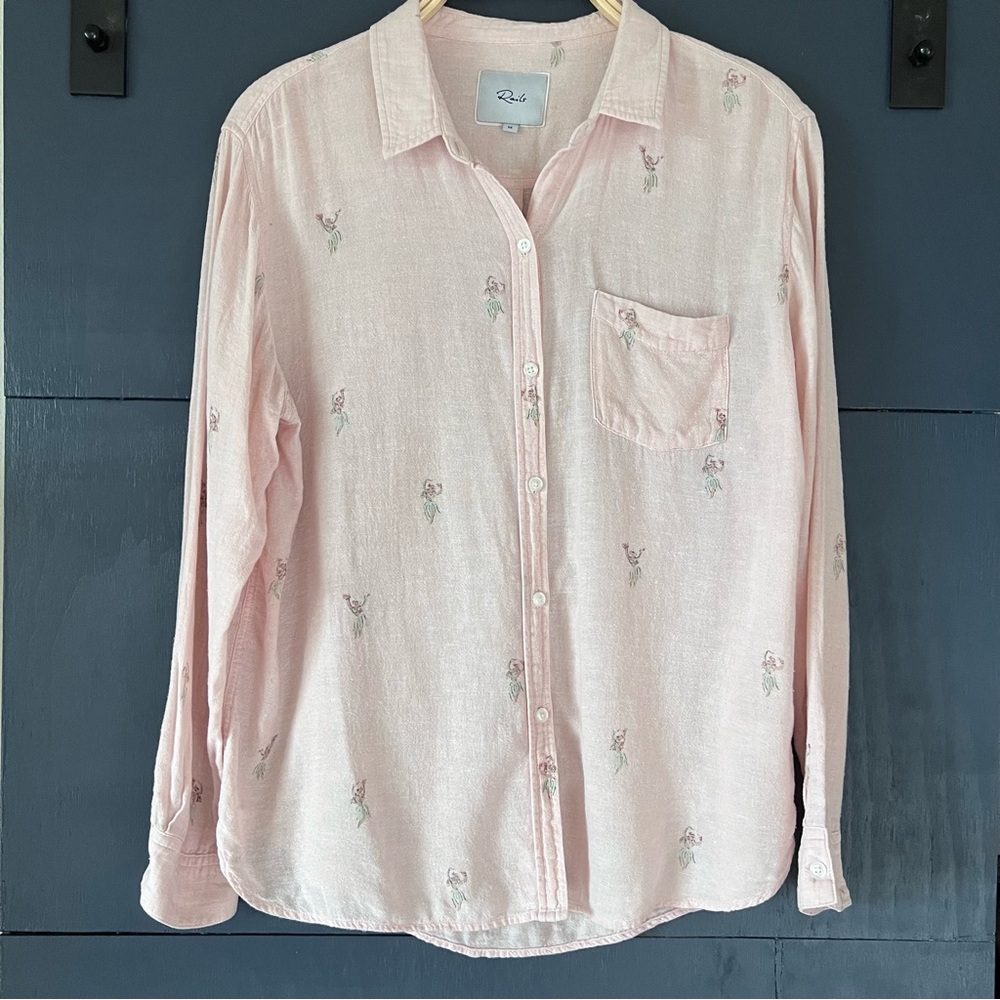 RAILS Pale Pink w/Hula Girl print Charli shirt
Size Med euc very RARE Hawaii